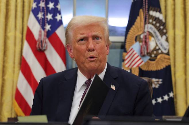 도널드 트럼프 미국 대통령이 취임일인 20일(현지시간) 미국 워싱턴 백악관 집무실에서 1월 6일 피고인들에 대한 행정명령에 서명하는 날 연설하고 있다. (사진=로이터)