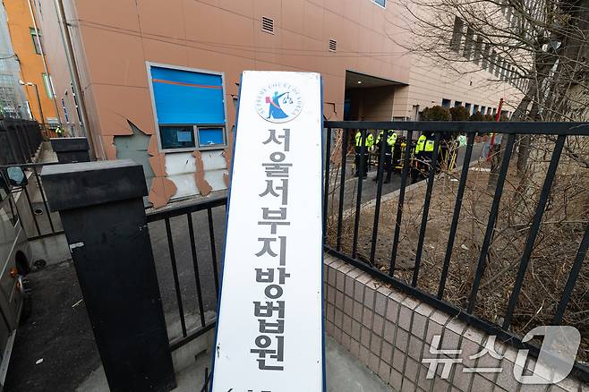 20일 오전 서울 마포구 서울서부지방법원에 윤석열 대통령 지지자들의 난입으로 인한 청사 외벽 파손 흔적 등이 보이고 있다.  2025.1.20/뉴스1 ⓒ News1 이승배 기자