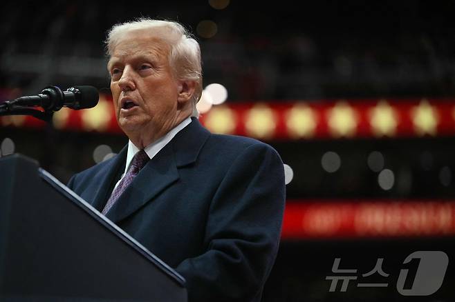 도널드 트럼프 미국 대통령이 20일(현지시간) 워싱턴 캐피털원 아레나에서 열린 취임 축하 퍼레이드서 연설을 하고 있다. 2025.01.21 ⓒ AFP=뉴스1 ⓒ News1 우동명 기자