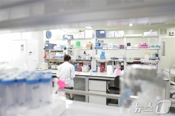 신라젠 연구원이 신약 연구소에서 후보물질 분석을 하고 있다.(신라젠 제공)/뉴스1