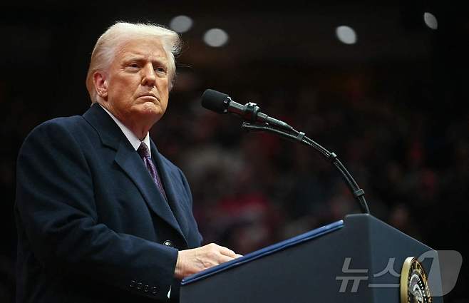 도널드 트럼프 미국 대통령이 20일 (현지시간) 워싱턴 '캐피털원 아레나'에서 열린 47대 대통령 취임 퍼레이드서 연설을 하고 있다. 2025.01.21 ⓒ AFP=뉴스1 ⓒ News1 우동명 기자