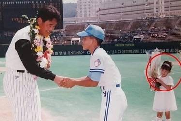 28년 전 아버지 윤학길의 은퇴식에서 꽃다발을 전하는 윤지수. 사진┃윤지수 SNS