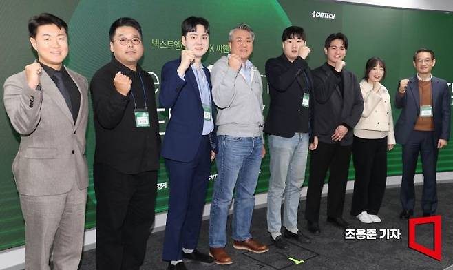 마영민(오른쪽) 넥스트엘레베이션 대표와 전화성(왼쪽) 씨엔티테크 대표를 비롯한 스타트업 대표들이 20일 서울 강남구 팁스타운 팁스홀에서 넥스트엘레베이션과 씨엔티테크가 주최한 '리프 스타트 데모 데이'에서 기념촬영 하고 있다. 왼쪽부터 전 대표, 양선흥 팜킷 대표, 나형준 숏플렉스 대표, 오진환 신티아 대표, 송정수 리피즈 대표, 이선욱 이십사쩜칠 대표, 김나영 디지털뉴트리션 대표, 마 대표. 조용준 기자