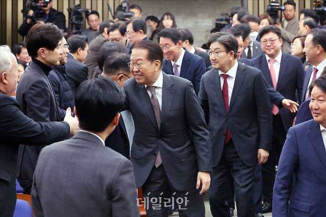국민의힘 권영세 비상대책위원장과 권성동 원내대표가 16일 오전 국회에서 열린 국민의힘 비상의원총회에 참석하고 있다. ⓒ데일리안 홍금표 기자