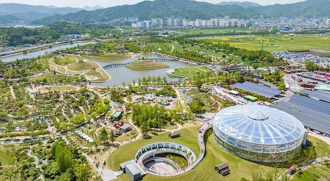 전남도는 문화체육관광부와 한국관광공사가 주관하는 '2025~2026 한국관광 100선'에 순천만국가정원&순천만습지<사진> 등 8개소가 선정됐다고 21일 밝혔다. 전남도 제공
