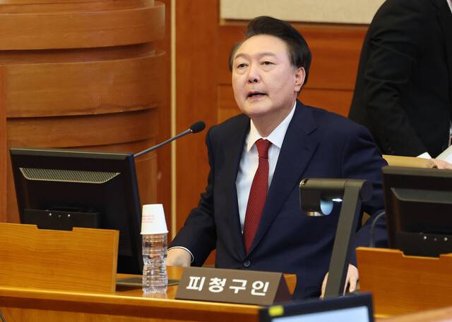 윤석열 대통령이 21일 서울 종로구 헌법재판소에서 열린 윤석열 대통령 탄핵심판 3차 변론기일에 출석하고 있다. 사진공동취재단