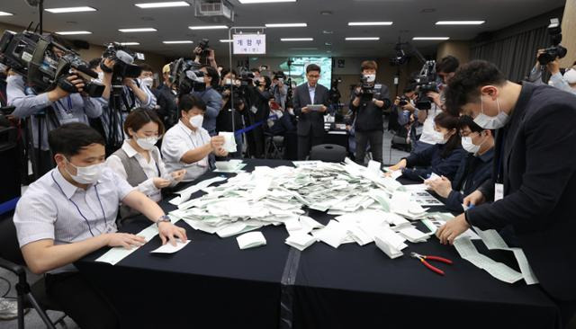 2020년 5월 28일 경기도 과천 중앙선거관리위원회에서 4·15 총선 부정선거 주장에 대한 의혹을 해소하기 위해 관계자들이 사전투표 및 개표 공개 시연을 하고 있다. 한국일보 자료사진