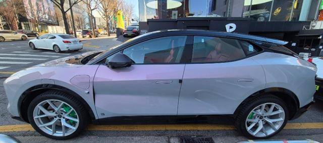 로터스 엘레트라S 측면. 전장(길이)이 5,100mm가 넘는다. SUV인데도 천장은 낮아 로터스가 스포츠카 정체성을 잊지 않았다는 걸 알 수 있다. 조아름 기자