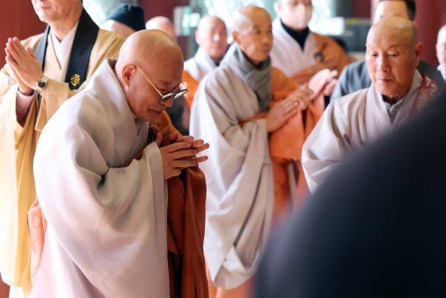 대한불교조계종 총무원장인 진우 스님이 21일 오후 서울 종로구 조계사 대웅전에서 열린 한국불교지도자 신년하례법회에 참석하고 있다. 뉴스1