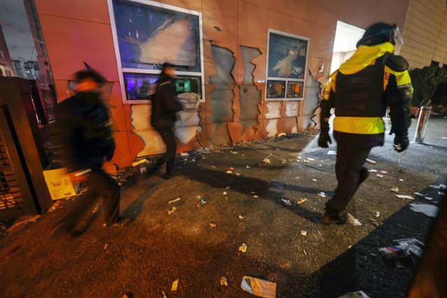 19일 서울 마포구 서울서부지방법원에 윤석열 대통령에 대한 구속영장 발부 소식에 격분한 윤 대통령 지지자들이 난입해 유리창과 법원 건물 벽면 등을 파손한 흔적이 남아 있다. 뉴스1