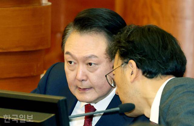 윤석열 대통령이 21일 서울 종로구 헌법재판소에서 열린 윤석열 대통령 탄핵심판 3차 변론기일에 참석하고 있다. 2025.1.21 사진공동취재단