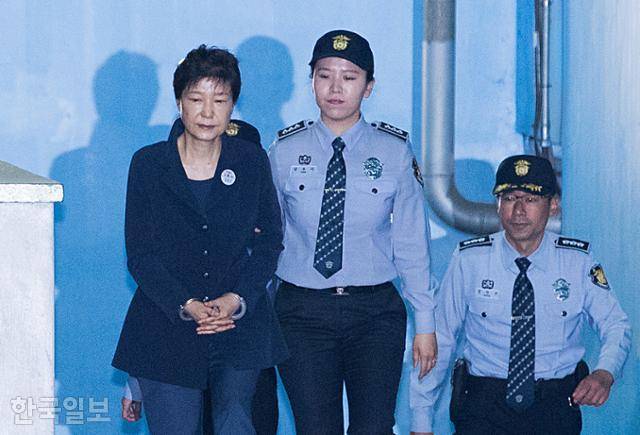 2017년 5월 23일 박근혜 전 대통령이 서울 서초구 중앙지검에서 첫 재판을 마치고 구치소로 돌아가기 위해 호송차로 향하고 있다. 한국일보 자료사진