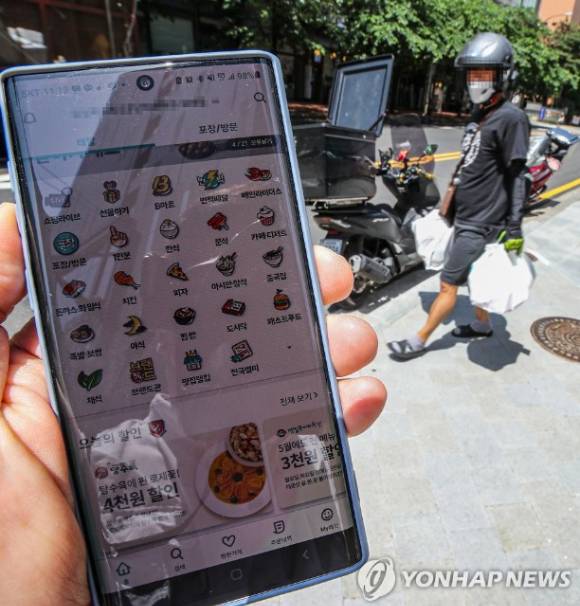 지난해 11월 마련된 배달 수수료 상생안이 이르면 내달부터 적용될 예정이다. 사진은 배달앱 관련 이미지. [사진=연합뉴스]