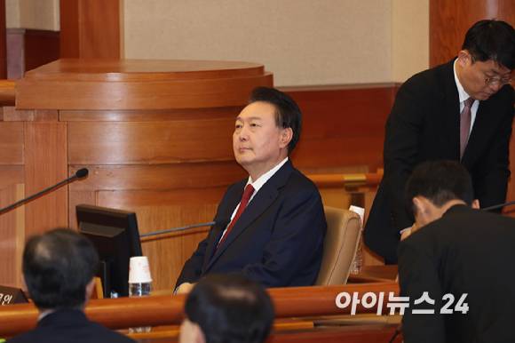 윤석열 대통령이 21일 서울 종로구 헌법재판소에서 열린 윤석열 대통령 탄핵심판 3차 변론기일에 출석하고 있다. [사진=사진공동취재단]