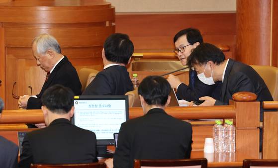 윤석열 대통령 탄핵심판 2차 변론기일이 진행된 지난 16일 오후 서울 종로구 헌법재판소 심판정에서 피청구인 법률대리인단이 착석해 있다. 왼쪽부터 조대현 전 헌법재판관, 배보윤 변호사 ,배진한 변호사, 차기환 변호사. 뉴시스