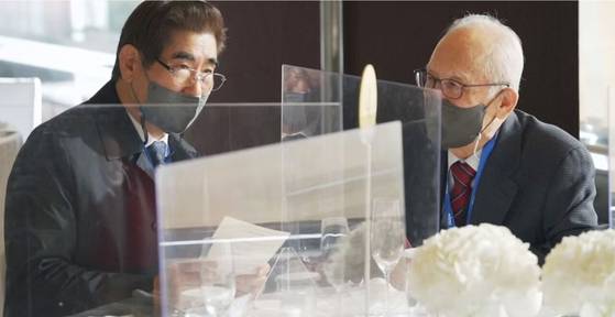 김용현 전 국방부 장관이 2021년 12월 윤석열 대선 캠프에서 활동하던 당시 하나회 회원인 김재창 전 한미연합사부사령관과 대화를 나누고 있다. [사진 한미자유안보정책센터]