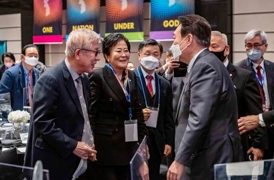 윤석열 대통령이 2022년 1월 20일 한미보수주의연합(KCPAC) 설립자이자 공동의장인 애니 챈(왼쪽 둘째)과 만나는 모습. 애니 챈은 부정선거 음모론을 신봉하는 극우 진영의 최대 후견인으로 꼽힌다. [사진 한미보수주의연합]