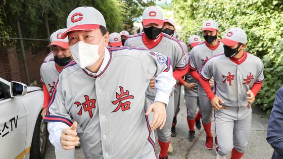 윤석열 대통령이 2021년 대선 경선 후보 시절 모교인 서울 충암고등학교를 방문해 후배인 야구부원들과 오르막길을 달리고 있다. 연합뉴스