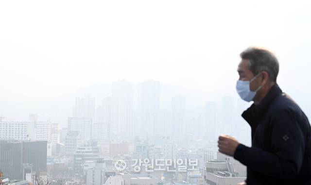 ▲ 춘천 봉의산에서 바라본 시가지가 온통 뿌옇다. 강원도민일보 자료사진