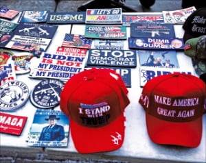 도널드 트럼프 미국 대통령을 지지하는 다양한 굿즈들.  로이터연합뉴스