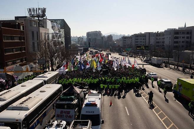 민주노총 조합원들이 4일 오후 서울시 한남대로에서 한남동 윤석열 대통령 관저를 향해 행진하고 있다. 민주노총 제공