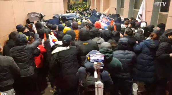 ▲ 1월19일 오전 3시경 서울서부지방법원 앞, 극렬 지지자들이 경찰을 밀어내고 진입을 시도하는 모습. 사진=유튜브 캡처