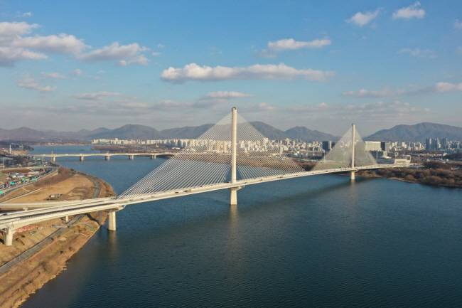 경기 구리시 토평동과 서울 강동구 고덕동을 잇는 고덕토평대교. 현대건설이 시공해 지난 1일 개통한 고덕토평대교는 한강의 33번째 다리로, 교각과 교각 사이 최대거리가 540ｍ로 세계에서 가장 긴 사장교다.  현대건설 제공