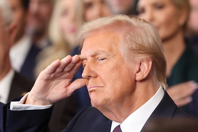 20일(현지시간) 미국 연방의회 의사당 중앙홀에서 열린 취임식에서 도널드 트럼프 대통령이 경례하고 있다. [EPA]