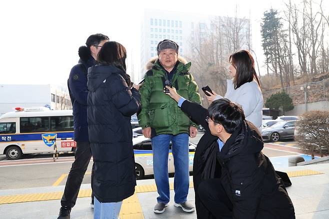 윤석열 대통령 부인 김건희 여사가 과거 유흥주점에서 일했다는 이른바 ‘쥴리 의혹’을 제기한 안해욱 전 대한초등학교태권도협회장이 20일 오후 피의자 신분으로 조사받기 위해 서울 서초경찰서에 도착해 취재진 질문에 답하고 있다. [연합]