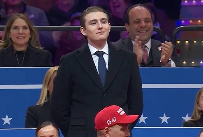 도널드 트럼프 미국 대통령의 막내 아들 배런 트럼프가 20일(현지시간) 워싱턴 캐피털 원 아레나에서 열린 실내 대통령 취임 퍼레이드 행사에 참석하고 있다. [CNN]