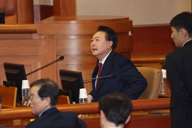 윤석열 대통령이 21일 오후 서울 종로구 헌법재판소에서 열리는 탄핵심판 3차 변론에 출석하고 있다. [연합]