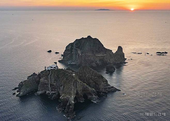 하늘에서 내려본 민족의 섬 독도와 멀리 수평선위 울릉도 가 보인다(헤럴드 DB)