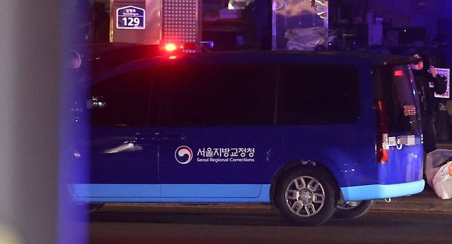 윤석열 대통령을 태운 것으로 추정되는 호송차량이 21일 오후 서울 종로구 국군서울지구병원 후문을 통해 빠져나가고 있다.     윤 대통령은 헌법재판소 탄핵심판에 출석 후 오후 4시 42분께 헌법재판소를 떠나 국군서울지구병원으로 이동했다. 이후 호송차는 오후 8시 41분 국군서울지구병원을 빠져나갔다. [연합]