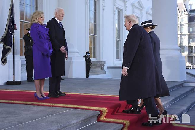 [워싱턴=AP/뉴시스] 조 바이든 미국 대통령과 부인 질 바이든 여사가 20일(현지 시간) 백악관에 도착한 도널드 트럼프 대통령 당선인, 멜라니아 트럼프 여사를 맞이하고 있다. 2025.01.21.