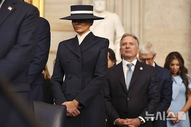 [워싱턴=AP/뉴시스] 도널드 트럼프 미국 대통령 당선인의 부인 멜라니아 트럼프 여사가 20일(현지 시간) 미 연방의회 의사당 로툰다 홀에서 열린 트럼프 당선인 대통령 취임식에 참석해 있다. 2025.01.21.