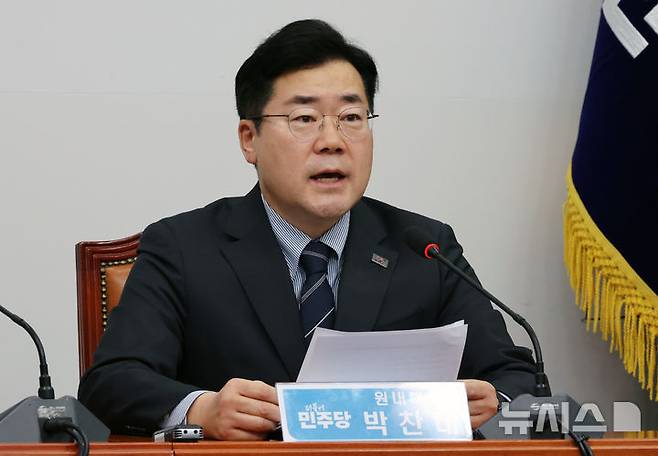 [서울=뉴시스] 조성우 기자 = 박찬대 더불어민주당 원내대표가 지난 20일 오전 서울 여의도 국회에서 열린 최고위원회의에서 발언하고 있다. 2025.01.20. xconfind@newsis.com