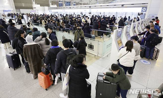 [인천공항=뉴시스] 최동준 기자 = 사진은 지난해 설날 연휴를 하루 앞두고 인천국제공항 제1여객터미널에서 시민들이 출국 수속을 기다리고 있다. 2024.02.08. photocdj@newsis.com