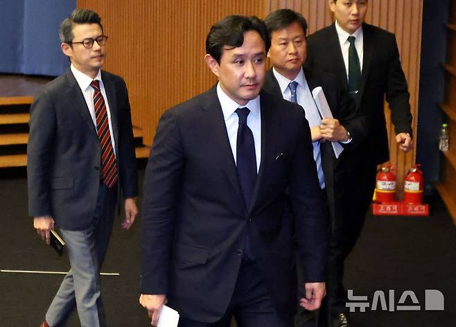 [서울=뉴시스] 추상철 기자 = 최윤범 고려아연 회장이 13일 오후 서울 중구 대한상공회의소에서 '일반공모 유상증자 계획 철회' 등의 내용을 포함한 기자회견을 마친 후 이동하고 있다. 2024.11.13. scchoo@newsis.com