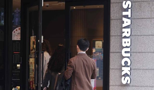 시민들이 스타벅스 매장으로 들어가는 모습. 연합뉴스