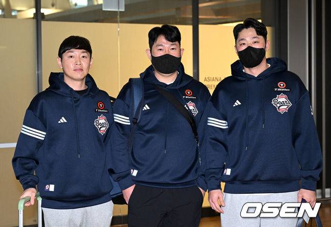 [OSEN=인천공항, 이대선 기자] 두산 베어스 양의지, 정수빈, 양석환, 이영하, 김대한, 이병헌이 19일 스프링캠프 선발대로 인천공항을 통해 호주 시드니로 출국했다.스프링캠프 인원은 이승엽 감독을 포함한 코칭스태프 13명과 선수단 44명 등 총 57명이다. 투수 22명, 포수 4명, 내야수 9명, 외야수 9명이 참가한다. 신인 중에서는 1라운드 지명자 내야수 박준순과 3라운드 지명자 투수 홍민규가 이름을 올렸다.두산 정수빈, 양의지, 양석환이 포즈를 취하고 있다. 2025.01.19 /sunday@osen.co.kr