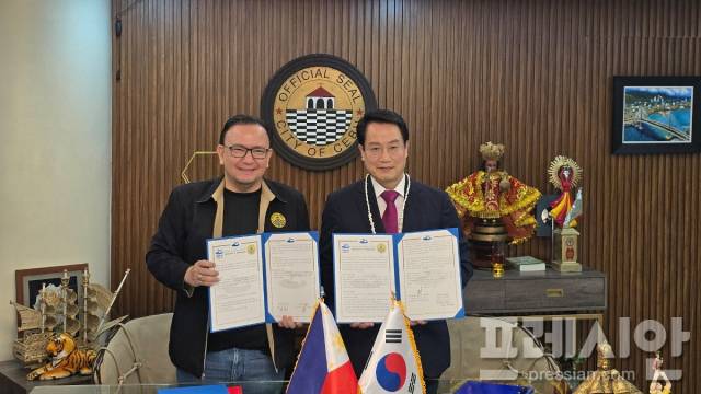 ▲필리핀 세부 2026여수세계섬박람회 참가 협약식. 왼쪽부터 레이몬드 알빈 가르시아 세부시장, 최정기 여수부시장.ⓒ여수시