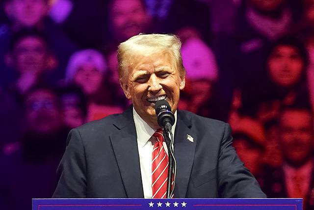 ▲ 도널드 트럼프 미 대통령 당선자가 19일(현지시각) 워싱턴 D.C에 위치한 캐피털 원 아레나에서 열린 취임식 전 승리 집회에 나와 연설하면서 미소를 보이고 있다. ⓒEPA=연합뉴스