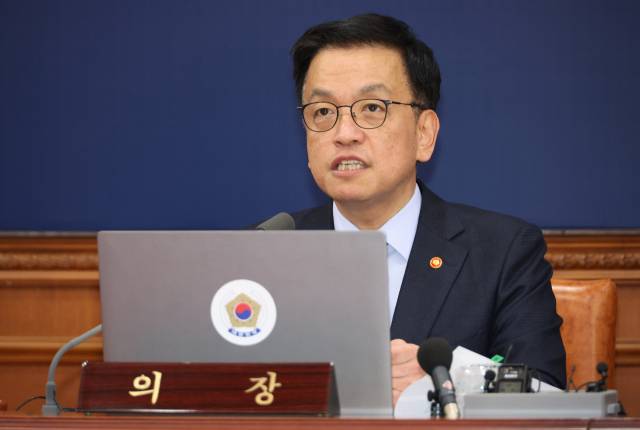 ▲최상목 대통령 권한대행 부총리 겸 기획재정부 장관이 21일 정부서울청사에서 국무회의를 하고 있다. ⓒ연합뉴스
