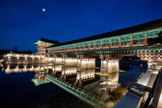 ▲황리단길 등 경주 6곳 ‘한국관광 100선’에 선정(사진은 월정교의 야경)ⓒ경주시청 제공