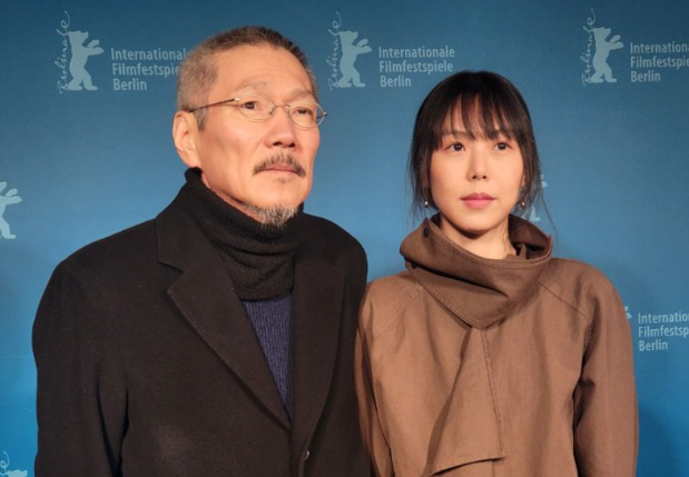 지난해 2월&nbsp;제74회 베를린 영화제에 참석한 홍상수 감독(왼쪽)과 배우 김민희. 베를린=뉴시스
