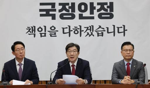 국민의힘 권성동 원내대표(가운데)를 비롯한 당 지도부가 21일 국회에서 열린 원내대책회의에서 발언하고 있다. 허정호 선임기자