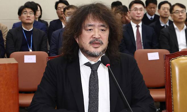 지난 2024년 12월 13일 국회 과학기술정보방송통신위원회 전체회의에 출석한 방송인 김어준씨. 뉴스1