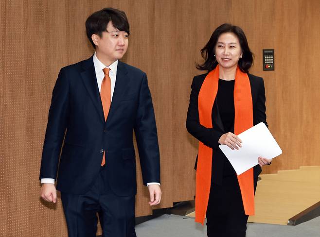 이준석 개혁신당 의원(당시 정강정책위원장)과 허은아 당대표(당시 창당준비위원장)이 지난해 1월18일 국회 소통관에서 총선 정강정책을 발표한 뒤 밖으로 나서고 있다. ⓒ연합뉴스