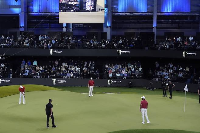 주피터 GC의 타이거 우즈(왼쪽)가 지난 15일 열린 TGL 2주차 경기 3번홀에서 롱퍼트를 시도하고 있다. 팜비치 가든스｜AP연합뉴스