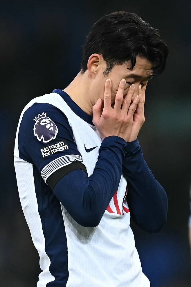 ▲ 토트넘 홋스퍼가 패하는 날이면 모든 화살은 주장 손흥민에게 향한다. 손흥민은 사과하느라 바쁘다. ⓒ연합뉴스/AFP/EPA